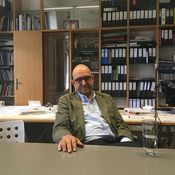 Hanno Schlögl in seinem Büro, 2019