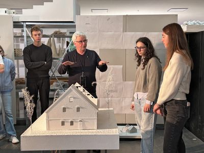 Walter Angonese mit Studierenden bei der Besprechung des „Ninikowo Atelier“ von Brandlhuber+, Manfred Pernice, Thomas Burlon und Markus Emde, 2024