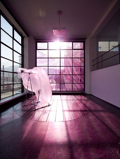 Blick in die Ausstellung "Cornelius Kolig: Meine Heimat ist mein Körper" auf "Mutant" und "Hochzeitskleid"