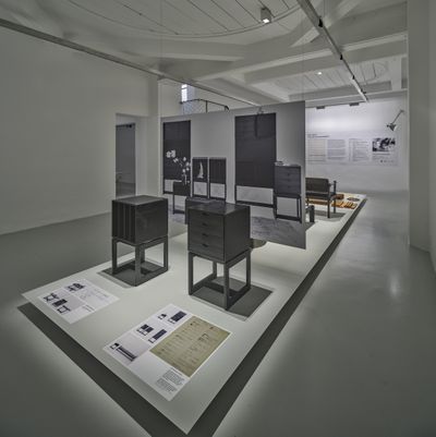 Blick in die Ausstellung "Egon Rainer: Ordnung und Lebendigkeit" im aut, Raum 1 mit Anbaumöbelprogramm