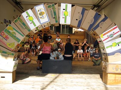 Fotos von der Architektur Sommerakademie 2009 – gemeinsam beginnen wir mit der Programmbesprechung im "Labor" unser Stammlokal auf dem TU-Campus. 35 Kinder und ein Kernteam von 5 BegleiterInnen lernen sich kennen
