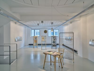 Blick in die Ausstellung "Carmen Müller: Von Gärten, Pflanzen und Menschen".