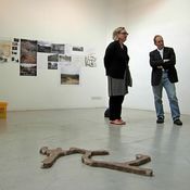 Blick in die Ausstellung "Lois und Franziska Weinberger: Feldarbeit"