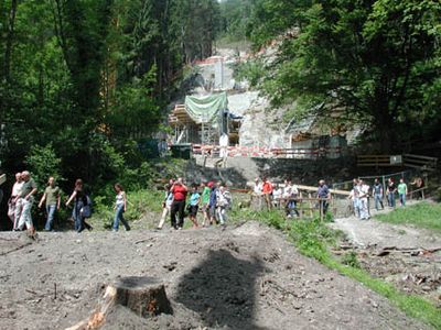 Architekturtage 2006, Tag 2: Baustelle Innsbrucker Nordkettenbahnen Neu – Ein geführter Spaziergang vom Alpenzoo bis zum Congress bot die Möglichkeit, sich vor Ort ein Bild über die Trassenführung und Baustellen der Stationen von Zaha Hadid für die „Innsbrucker Nordkettenbahnen neu“ zu machen.