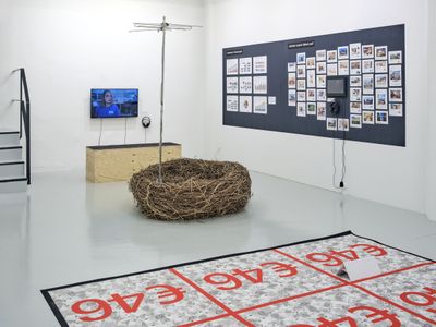 Blick in die Ausstellung im aut mit Installation von Roland Maurmair