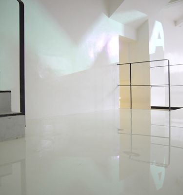 Blick in die Ausstellung im aut, Susanna Fritscher: Wand- und Bodenmalerei, Ruedi Baur: "Accélérateur typographique", Foto: Laurent Tessier