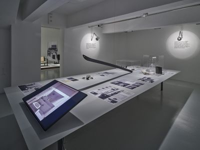 Blick in die Ausstellung "Egon Rainer: Ordnung und Lebendigkeit" im aut, Raum 2 - Innenarchitektur und Kunstobjekte