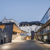 Anerkennung des Landes Tirol für Neues Bauen 2022: Bezirkshauptmannschaft Schwaz, Umbau und Erweiterung, Schwaz, 2017 – 2022 (Architektur: Thomas Mathoy Architekten)