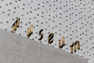 Cukrowicz Nachbaur Architekten, vorarlberg museum, Bregenz, 2007–2012 Fassadendetail mit Schriftzug und charakteristischer Struktur aus unterschiedlichen Flaschenböden