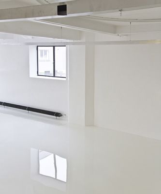 Blick in die Ausstellung im aut, Susanna Fritscher: Wand- und Bodenmalerei, Foto: Laurent Tessier