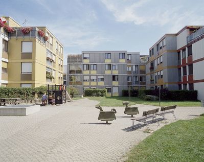 Gunter Wratzfeld, Jakob Albrecht, Eckhard Schulze-Fielitz, Achsiedlung, Bregenz, 1971–1982 Niedriggeschossige Punkthäuser gruppieren sich um zahlreiche Höfe