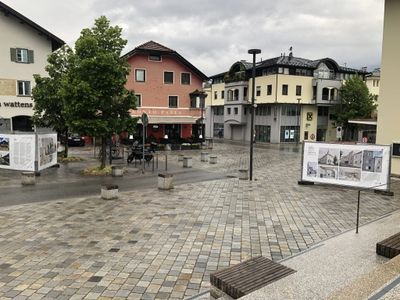Ausstellung "Neues Bauen in Tirol 2024" am Kirchplatz in Wattens