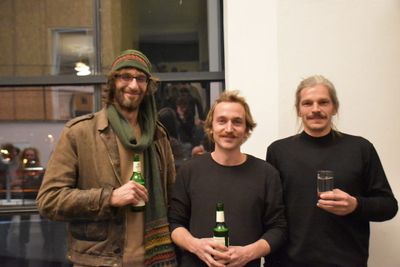 Unser Aufbauteam bei der Ausstellungseröffnung "Numen/For Use: Negative Space and Collapsing Room"