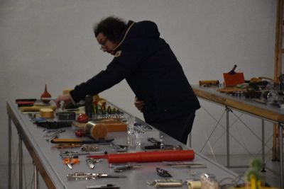 Carlo Clivio Aufbau der Ausstellung "No Name Design"