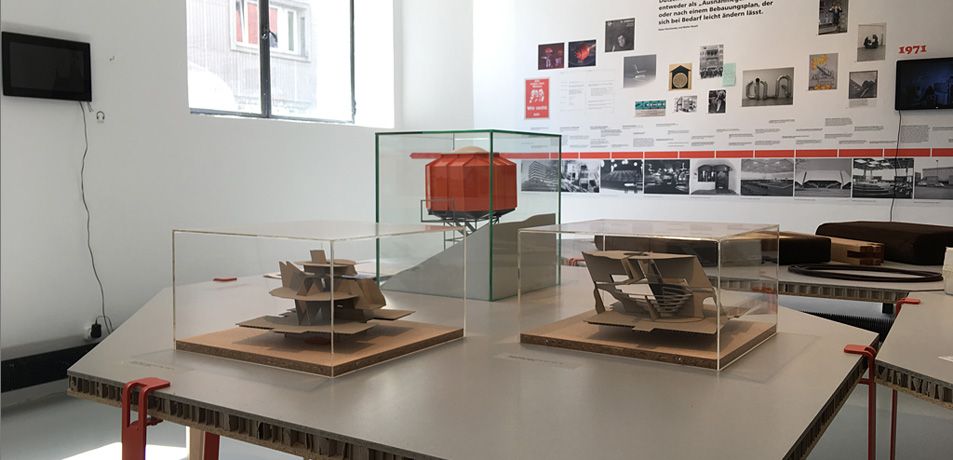 Blick in die Ausstellung "widerstand und wandel" mit den beiden Modellen von Charly Pfeifle