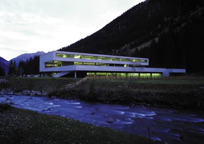 Anerkennung des Landes Tirol für Neues Bauen 2004: Hauptschule Paznaun, Kappl, 2003–2004 (Architektur: noldin & noldin architekten)