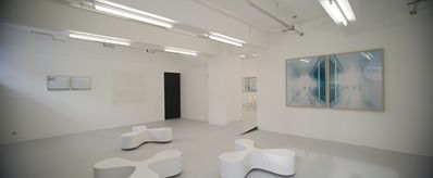 Blick in die Ausstellung mit "flower chairs" von SANAA und "Bildraum S 5" und "Bildraum S 2" von Walter Niedermayr