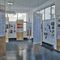 Blick in die Ausstellung im aut – Schilderwald "geld macht raum"