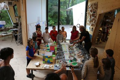 "Ich seh', ich seh', was du nicht siehst!" Eine Stadtteilführung von Kindern für Kinder Einführung im bilding