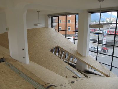 Ausstellungsaufbau - Tag 11: Die Unterkonstruktion ist so gut wie fertig.
