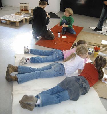 Fotos von Workshops und Exkursionen im Rahmen von "aut: kids"