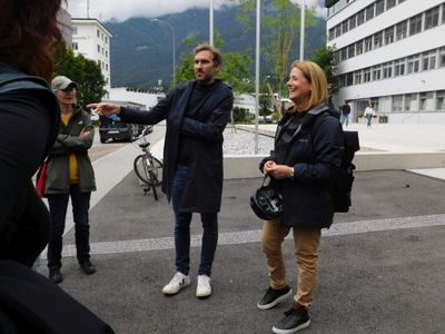 "Neue Lernräume in alter Substanz" – Eine Fahrrad-Tour mit Barbara Poberschnigg zu transformierten Schulen in Innsbruck