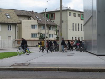 "Neue Lernräume in alter Substanz" – Eine Fahrrad-Tour mit Barbara Poberschnigg zu transformierten Schulen in Innsbruck