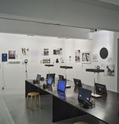 Blick in die Ausstellung "Die Körper und der Raum. 114 Beiträge zu einer sinnlichen Erkenntnis" im aut – © Günter Richard Wett