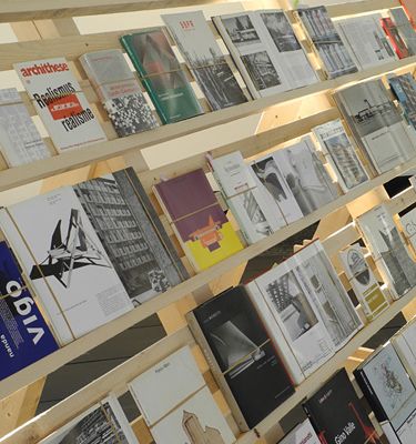 Blick in die Ausstellung im aut – Raum 1: „Regal“, 2011, 
Bücher und Zeitschriften aus dem Archiv von Martin Feiersinger, 
Bildnachweis: © Werner Feiersinger