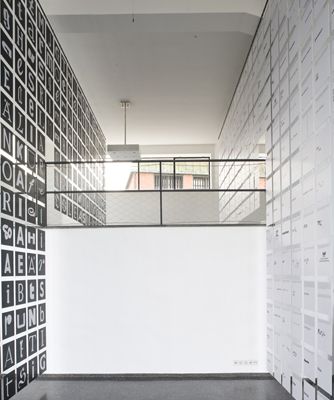 Installation "andreas uebele: alphabet innsbruck" im aut