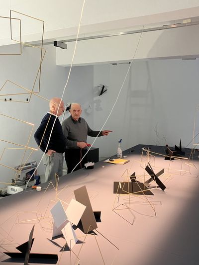 Franco Clivio beim Aufbau der Ausstellung "Manifolds"