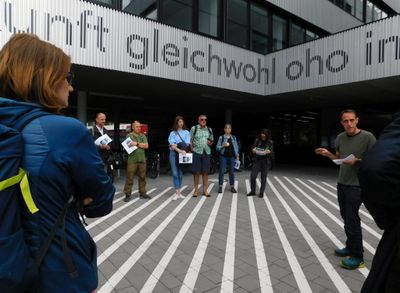 "Neue Lernräume in alter Substanz" – Eine Fahrrad-Tour mit Barbara Poberschnigg zu transformierten Schulen in Innsbruck