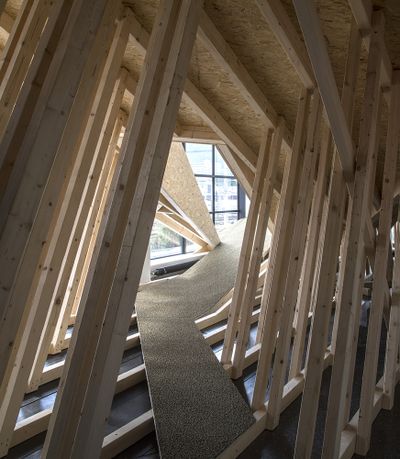 Blick in die Ausstellung „Snøhetta: Relations“ im aut  mit der von Snøhetta realisierten ­„Sozialen Landschaft“