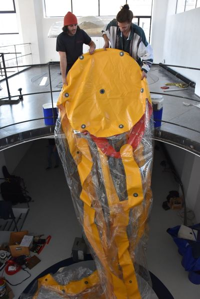 Aufbau der Ausstellung mit Hans-Walter Müller im aut