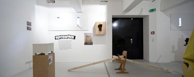 Michl Schmidt + Peter Wendl: Verteidigung des Normalzustands – Blick in die Ausstellung