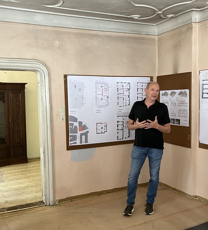Thomas Giner bei der Führung durch das Guarinoni-Haus in Hall bei den Architekturtagen 2024
