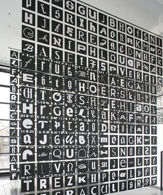Installation "andreas uebele: alphabet innsbruck" im aut