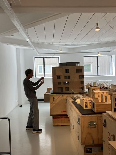 Louisa Hutton in der Ausstellung "Open Box"