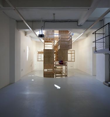 eins zu zwei – zwei zu eins – Blick in die Ausstellung im aut – "Das gestapelte Kinderzimmer" (the next ENTERprise – architects); Bildnachweis: © B&R