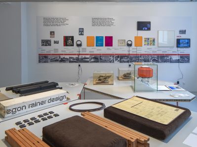 Blick in die Ausstellung "Widerstand und Wandel" im aut, Blick auf Steckmöbelprogramme von Egon Rainer, Modell des Polybiwak von Helmut Ohnmacht und zwei Studien von Charly Pfeilfe