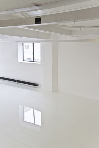 Blick in die Ausstellung im aut, Susanna Fritscher: Wand- und Bodenmalerei, Foto: Laurent Tessier