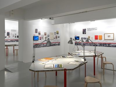 Blick in die Ausstellung "Widerstand und Wandel" im aut; an den Wänden Synchronopse 1978 bis 1980er-Jahre, im Raum Projekte zum Thema "Schulbau"