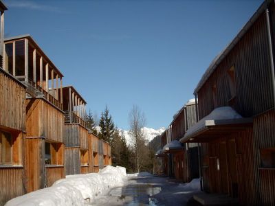 Anerkennung des Landes Tirol für Neues Bauen 1998: Wohnanlage Mooserkreuz, St. Anton am Arlberg, 1996-98 (erster Bauabschnitt) (Architektur: Raimund Rainer, Andreas Oberwalder)
