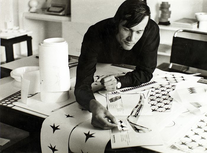 Egon Rainer bei der Arbeit am Design des Kneissl Ski, 
um 1970