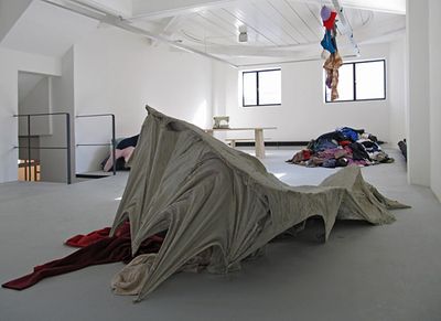 eins zu zwei – zwei zu eins – Blick in die Ausstellung im aut – Modellschneiderwerkstatt – Kleiderlandschaft: the next ENTERprise – architects, Möbel: EOOS; Bildnachweis: © aut