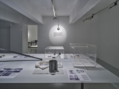 Blick in die Ausstellung "Egon Rainer: Ordnung und Lebendigkeit" im aut, Raum 2 - Detail Kunstobjekte