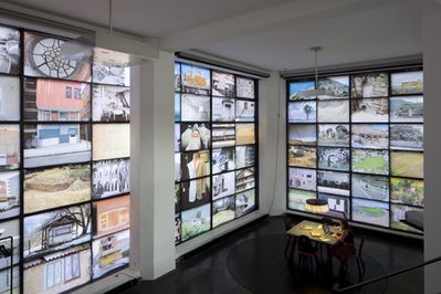 Blick in die Ausstellung "Amol eppas ondorsch", Referenzen MAYMA und Ikonographie ANGO