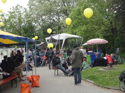 Kinderprogramm und Abschlussfest am Standort der zukünftigen Kunst- und Architekturschule bilding im Rapoldipark in Innsbruck