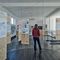 Blick in die Ausstellung im aut – Schilderwald "geld macht raum"