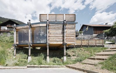 Anerkennung des Landes Tirol für Neues Bauen 2018 – Sonderkategorie: FREIRAUM! – Freiklasse für die Naturparkschule Fließ, Fließ, 2015 – 2017 (Architektur: he und du)